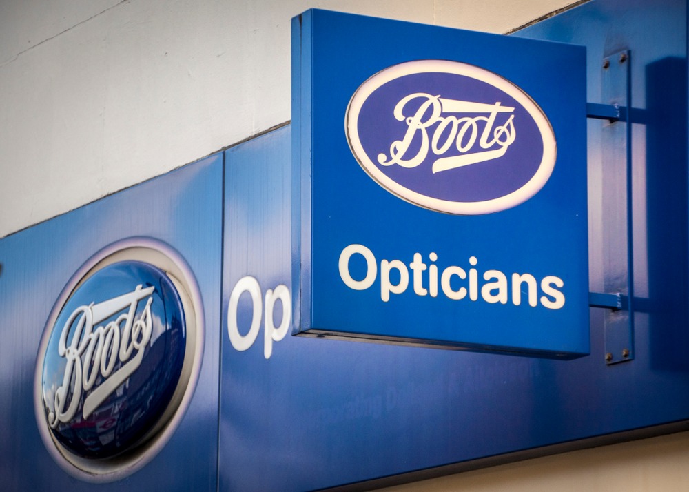 英國著名眼鏡連鎖店Boots Opticians的門牌