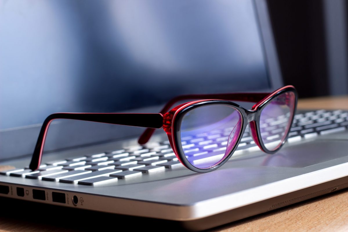 電腦鍵盤上的一副防藍光眼鏡